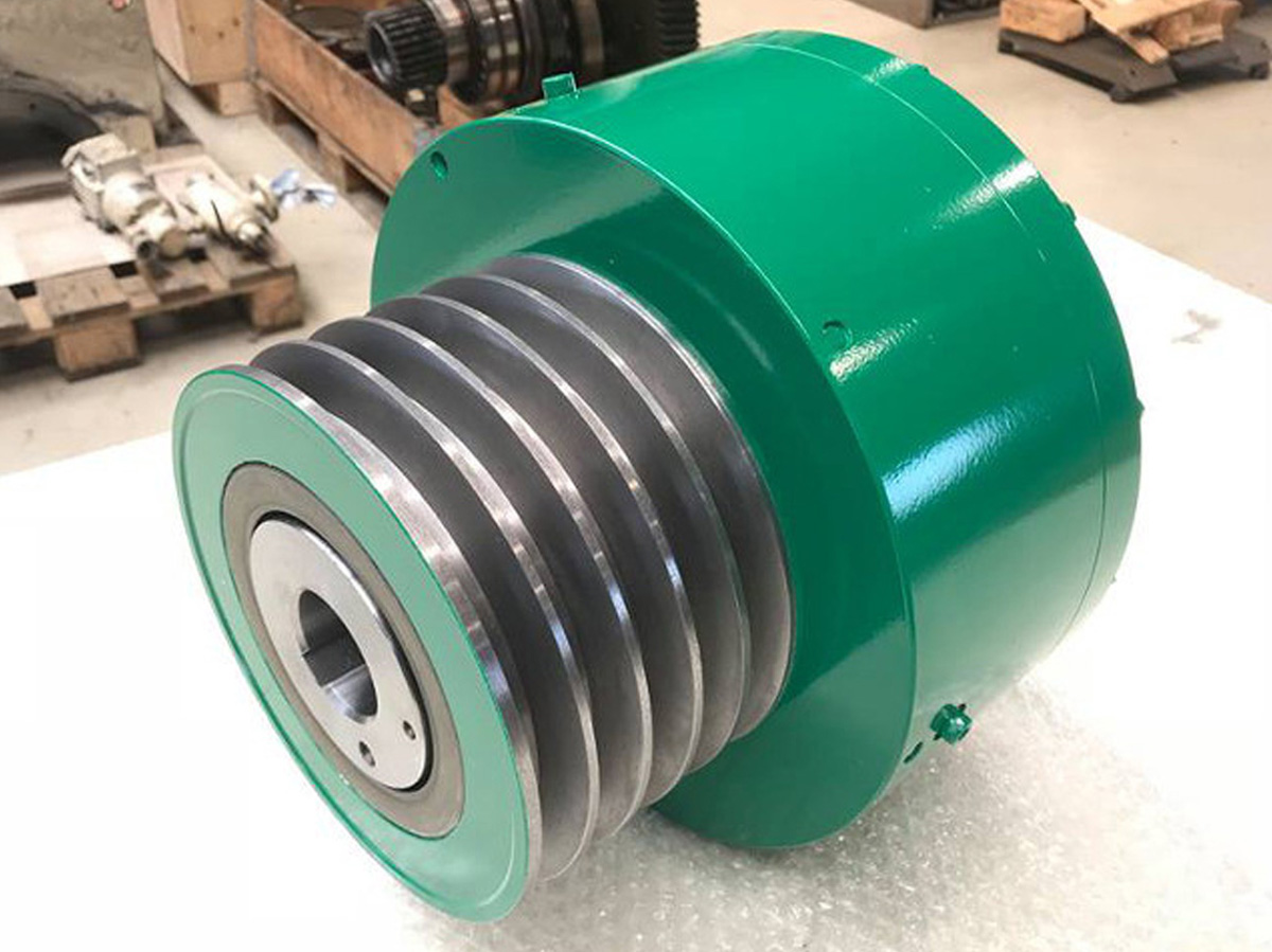 METALLUK Kupplung in der Werkshalle in Grün - KACHELMANN GETRIEBE GmbH In der Fertigungshalle von der Firma KACHELMANN GETRIEBE GmbH liegt auf einem Tisch eine METALLUK Kupplung in Grün. KACHELMANN GETRIEBE GmbH