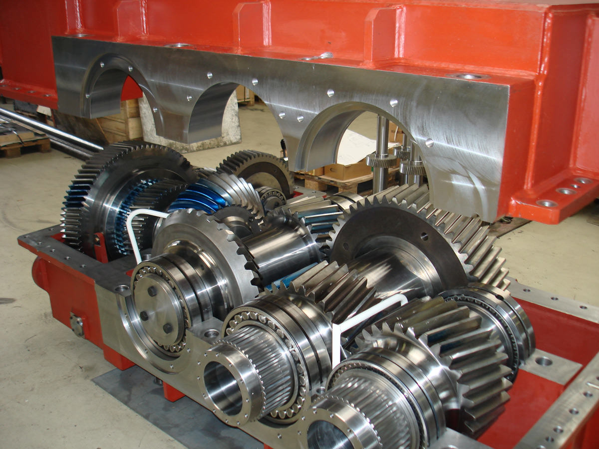Das rote Industriegetriebe steht in der Werkstatt der Firma KACHELMANN GETRIEBE GmbH und ist geöffnet. KACHELMANN GETRIEBE GmbH